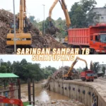 powerplus-group-excavator-in-indonesia-clearing-flood-rubbish