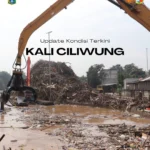 powerplus-group-excavator-in-indonesia-clearing-flood-rubbish