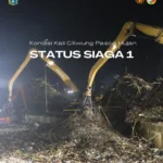 powerplus-group-excavator-in-indonesia-clearing-flood-rubbish